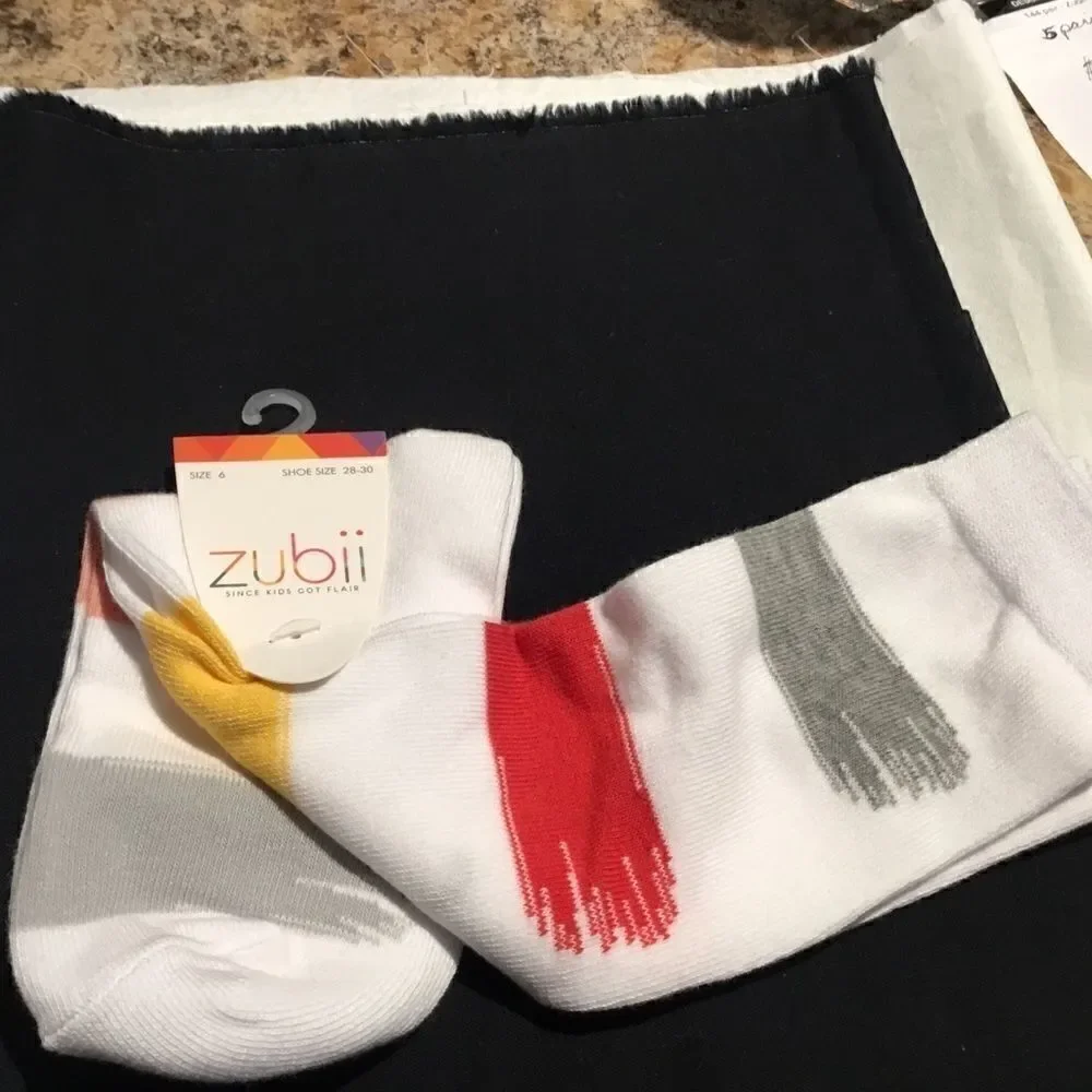 SALE. BUY 5/$10. NWT. Girls Knee Socks Sz 6.